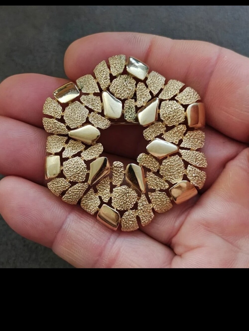 Beautiful Vintage 60s Crown Trifari Cobblestone Wreath Gold Tone Textured Brooch
